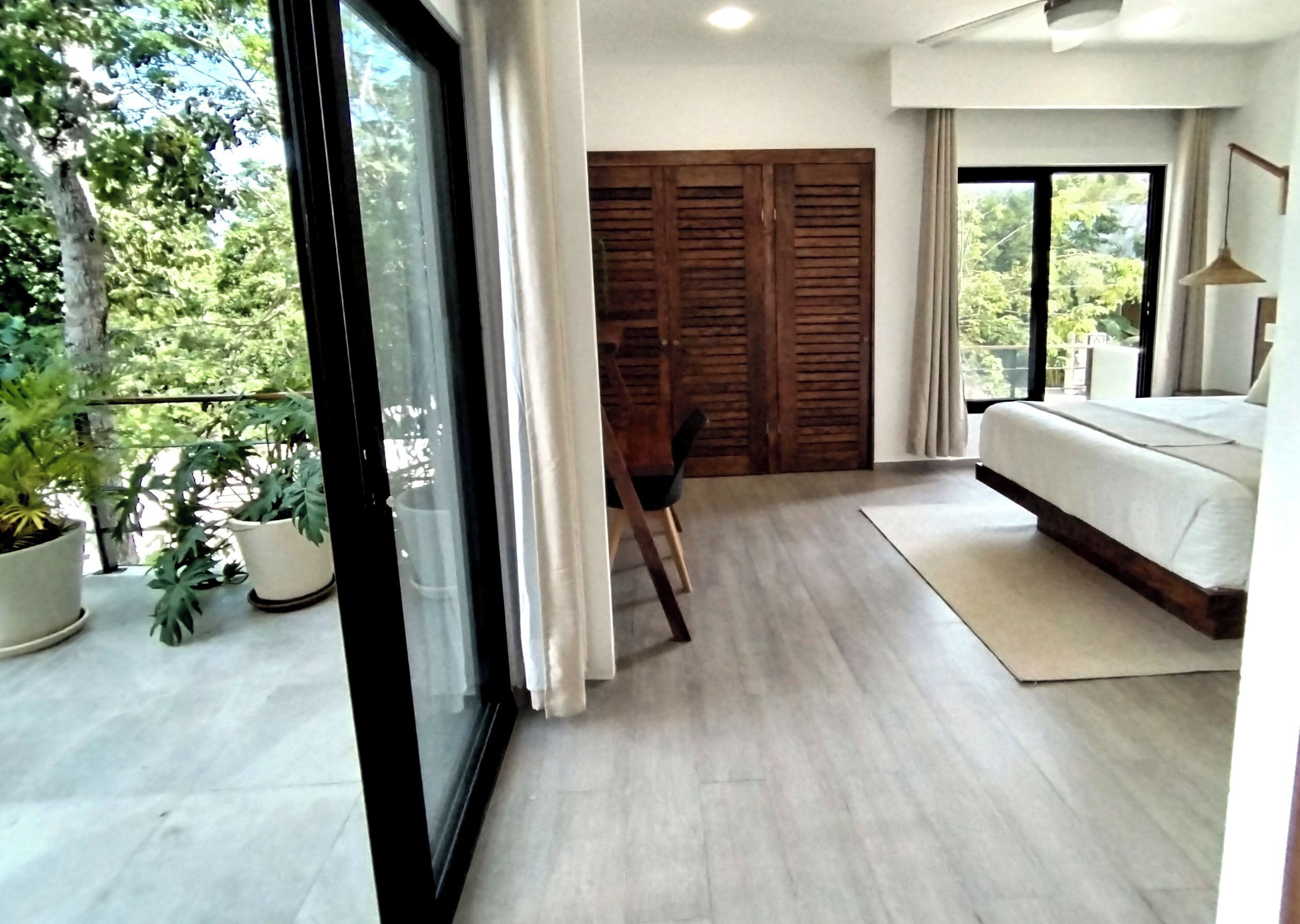 5 chambres, coffres-forts dans les chambres, bureau