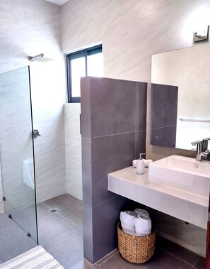 Douche, séchoir à cheveux, serviettes fournies, savon