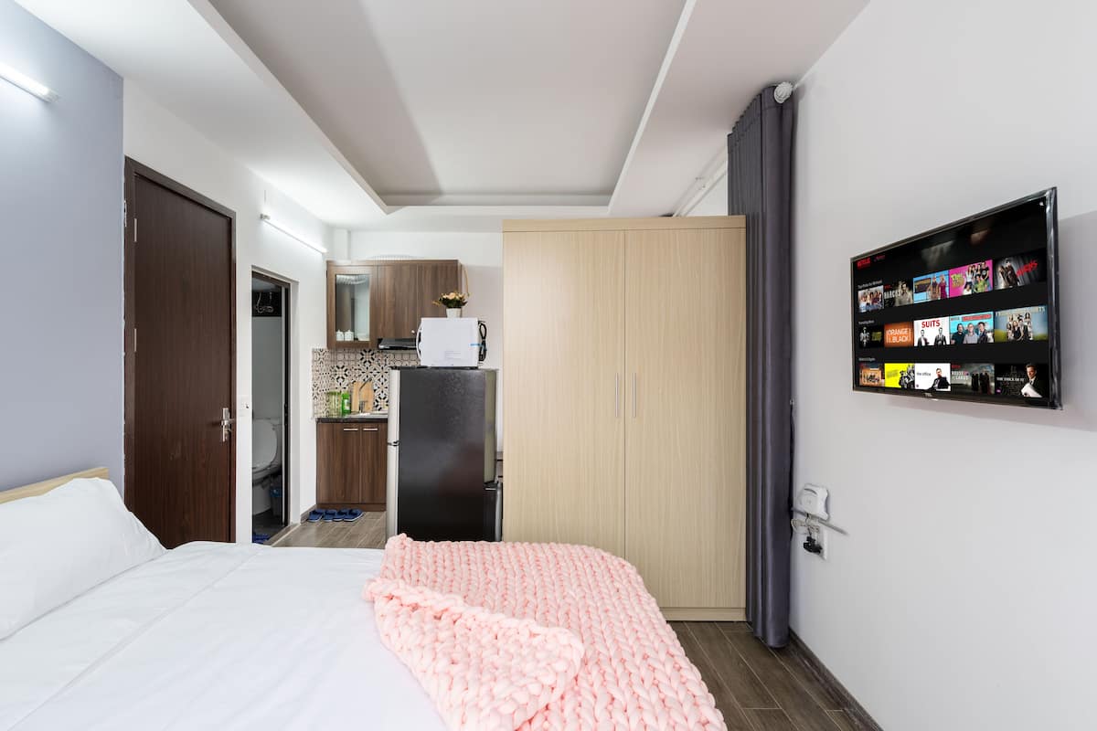 Studio de base, balcon | Bureau, fer et planche à repasser, accès au Wi-Fi (inclus)