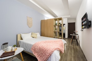 Studio majestueux, balcon | Bureau, fer et planche Ă repasser, accĂšs au Wi-Fi (inclus)