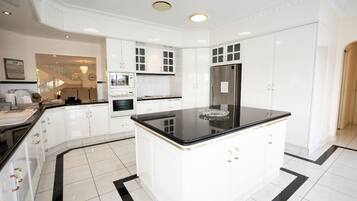 Luxury Villa, 6 Bedrooms, Private Pool | Private kitchen