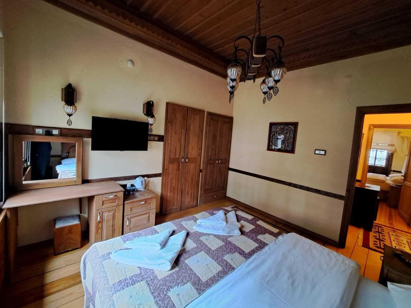 deluxe double room | free wifi, bed sheets