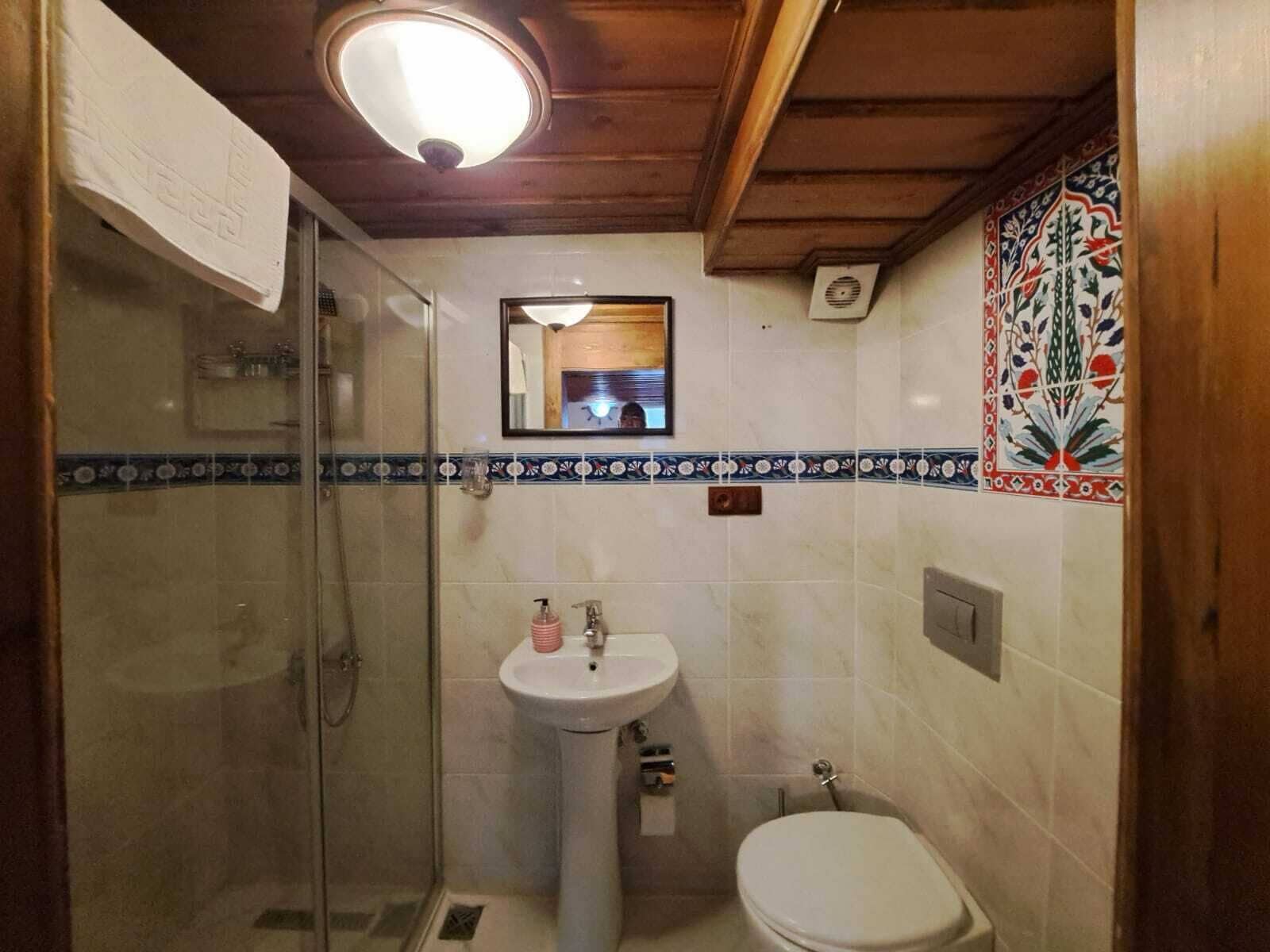 konak dort kisilik oda | bathroom | shower, rainfall showerhead, free toiletries, hair dryer