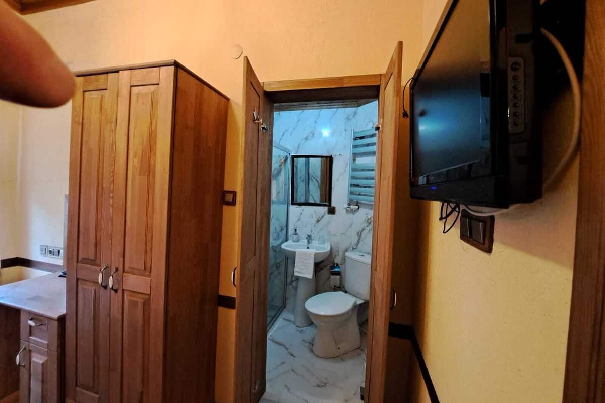 economy room | free wifi, bed sheets