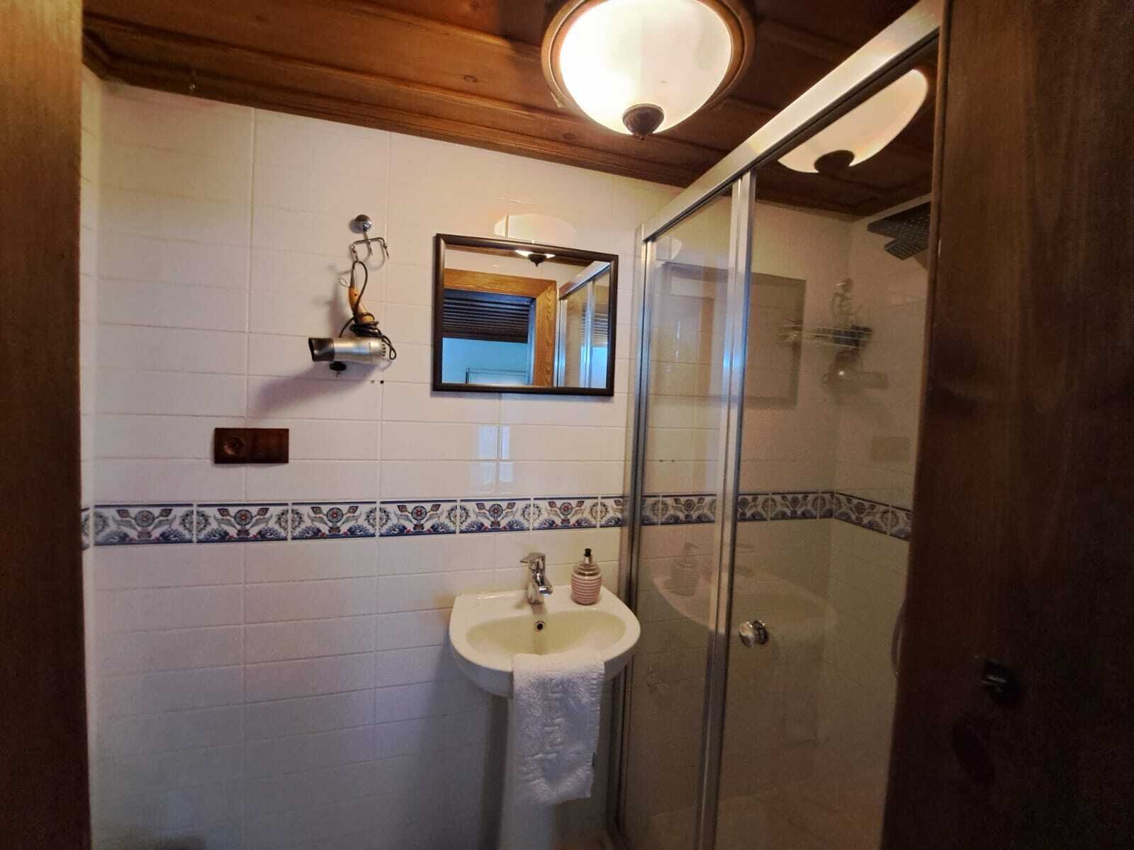 konak uc kisilik oda | bathroom | shower, rainfall showerhead, free toiletries, hair dryer