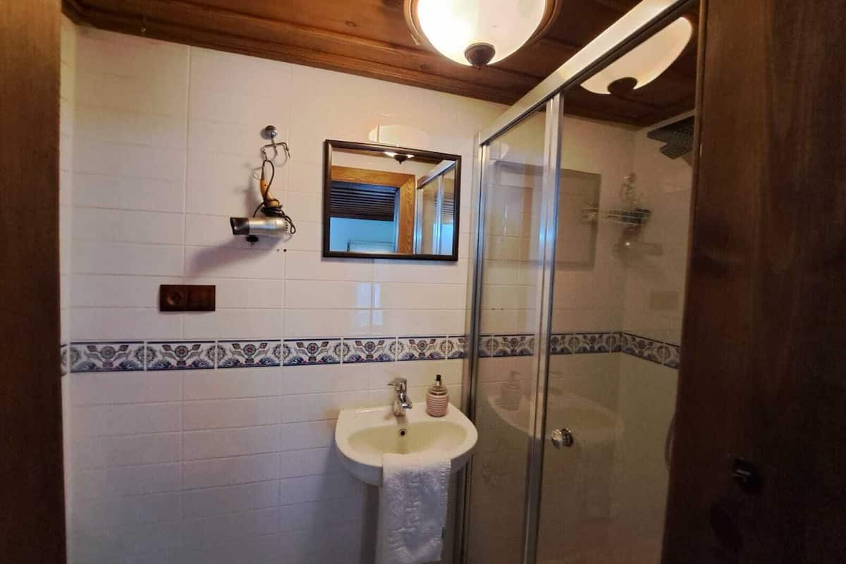 konak uc kisilik oda | bathroom | shower, rainfall showerhead, free toiletries, hair dryer