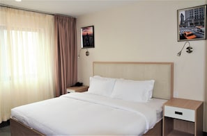 Classic Single Room, 1 King Bed | Down duvets, desk, soundproofing, iron/ironing board