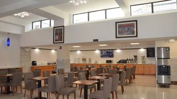 朝食 (コンチネンタル ブレックファスト)、毎日提供 (無料)