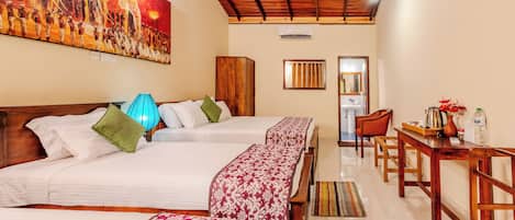 Habitación triple Deluxe, vista al jardín | Ropa de cama