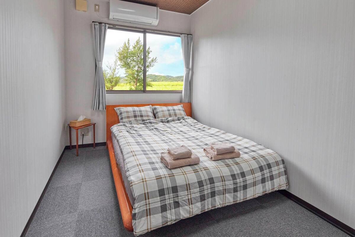 WiFi (free), bed sheets