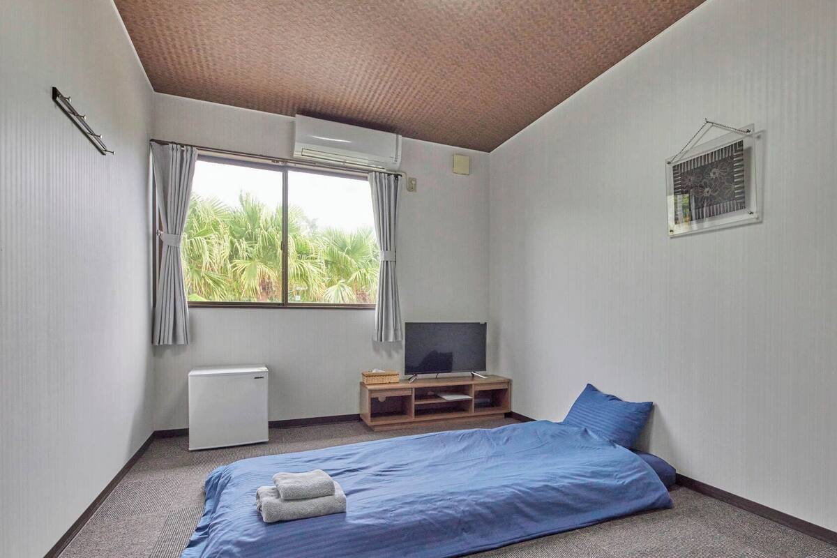 WiFi (free), bed sheets
