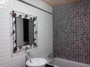 淋浴設備、免費盥洗用品、吹風機、拖鞋