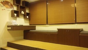 Unclassified image, 4 of 18, button - Flower B&B (Hualien City)