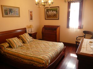 4 bedrooms, desk, soundproofing, iron/ironing board