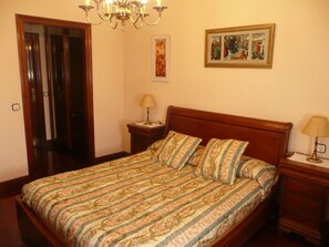 4 soverom, skrivebord, lydisolert og strykejern/-brett