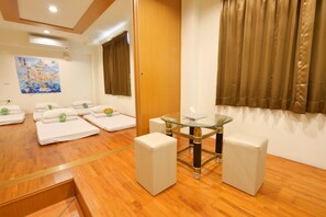 Blackout drapes, rollaway beds, free WiFi, bed sheets - PHSea Inn (Magong)