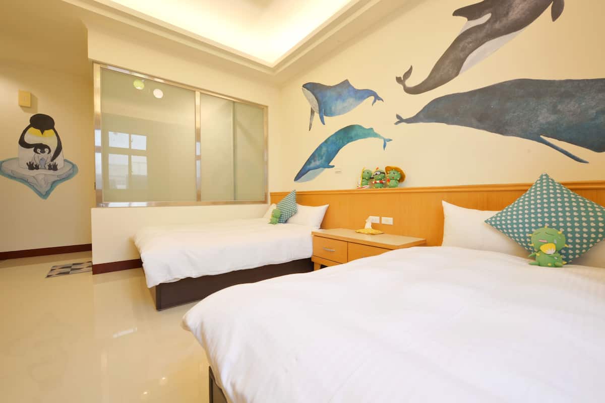 Kamar Quadruple Ekonomi, 2 Tempat Tidur Double | Tirai kedap cahaya, tempat tidur lipat/tambahan, dan Wi-Fi gratis
