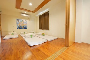 Blackout drapes, rollaway beds, free WiFi, bed sheets