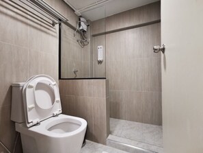 Shower, hydromassage showerhead, free toiletries, hair dryer - A Bangkok Journey Hostel (Bangkok)