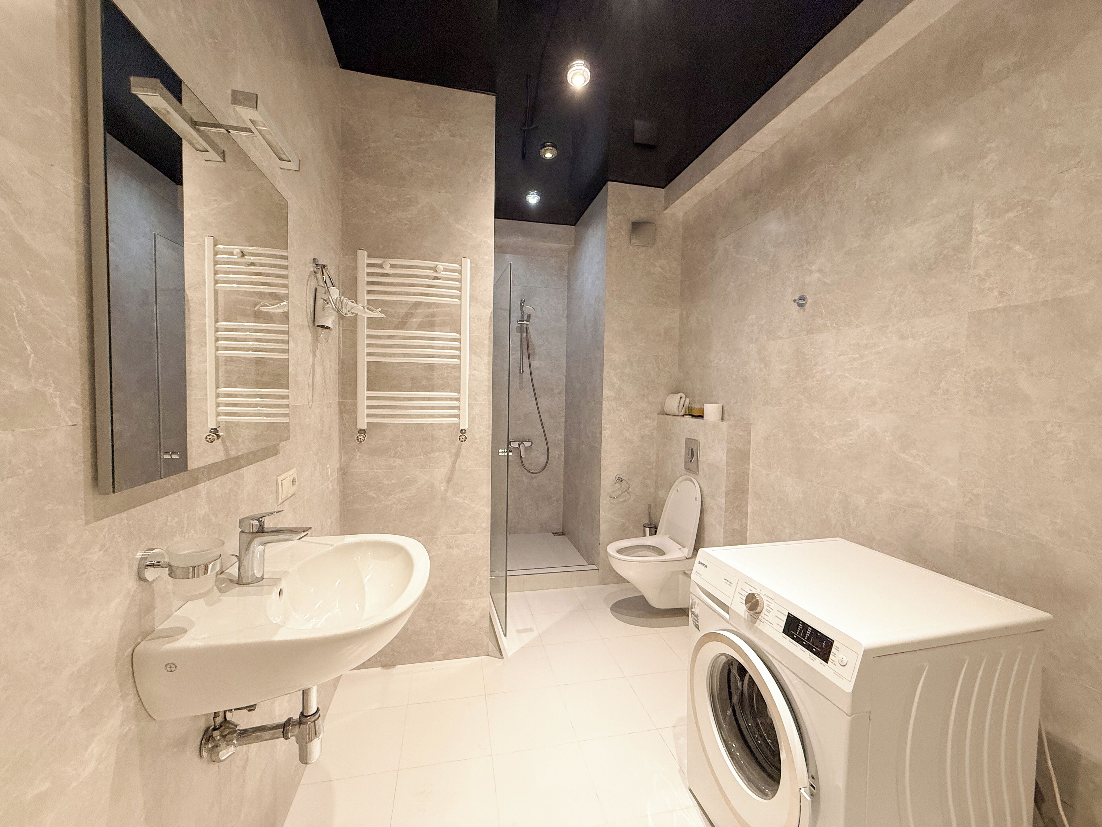 Superior-lejlighed - balkon | Badeværelse | Brusehoved med hydromassage, gratis toiletartikler, hårtørrer, hjemmesko