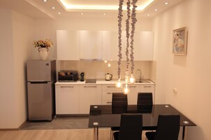 Refrigerador con freezer, microondas