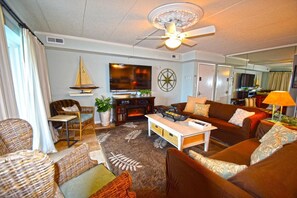 Condo, 2 Bedrooms | Living area