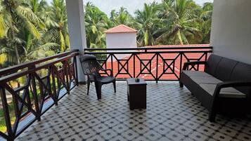 Studio with Terrace Pool View | 2 bedrooms, memory-foam beds, in-room safe, laptop workspace