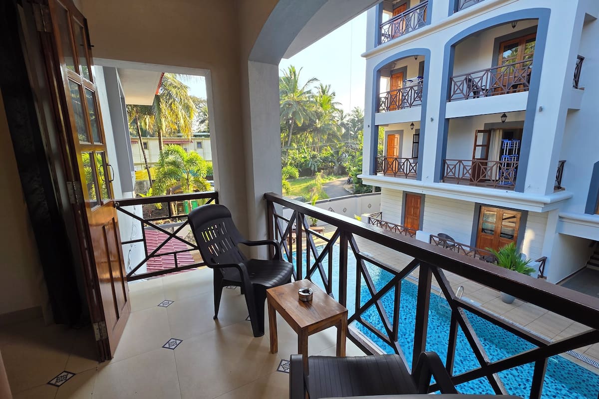 2 bedrooms, memory-foam beds, in-room safe, laptop workspace