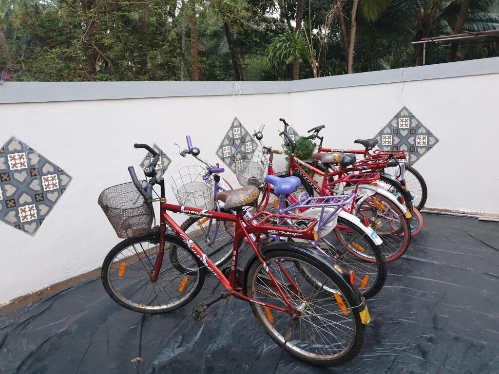 Des vélos sont garés contre un mur orné d’un motif géométrique.