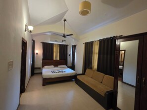 Memory foam beds, in-room safe, laptop workspace, blackout drapes - Coastal Suites Apart-Hotel (Benaulim)