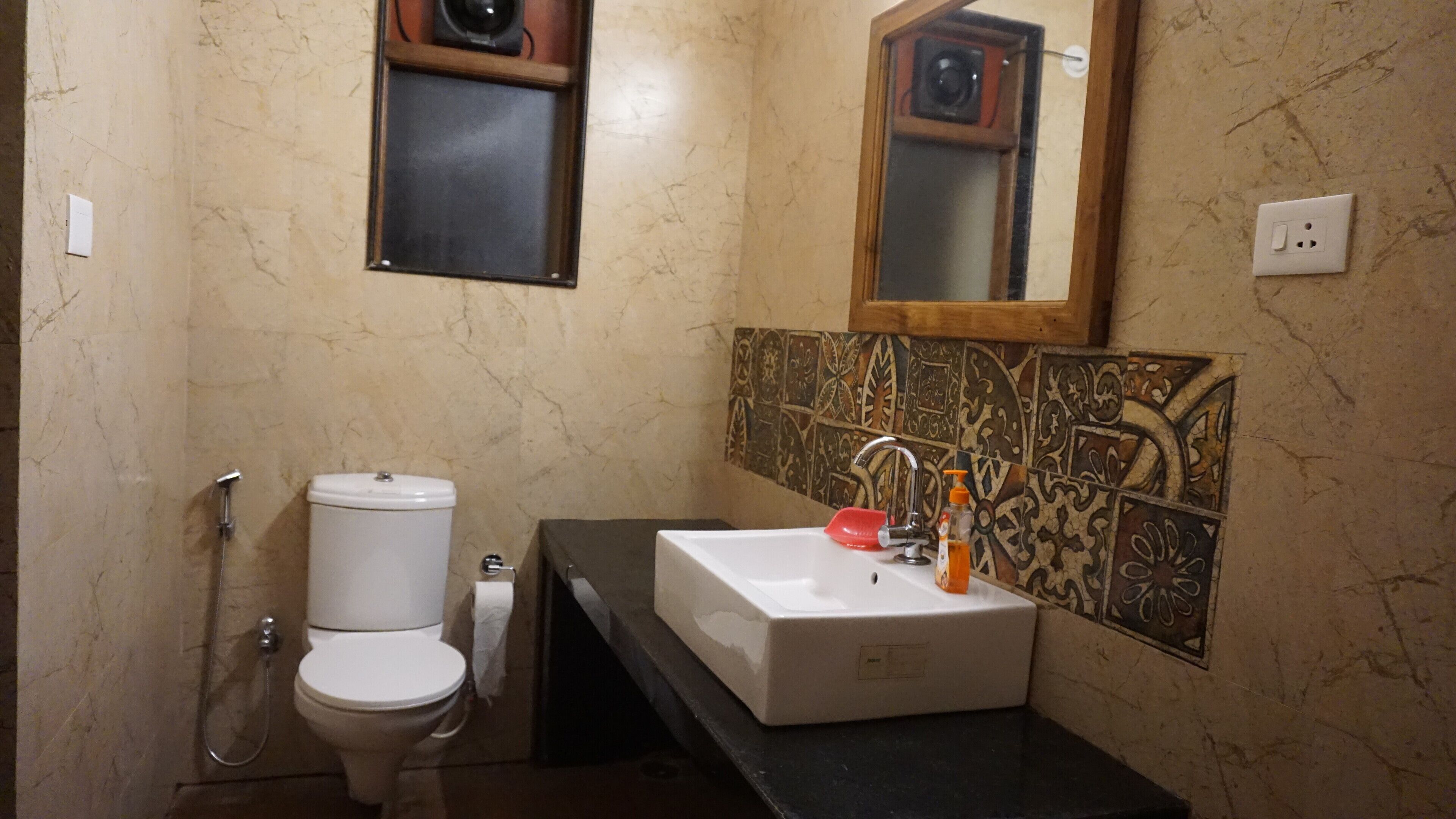 Un baño con inodoro, lavamanos y ducha.