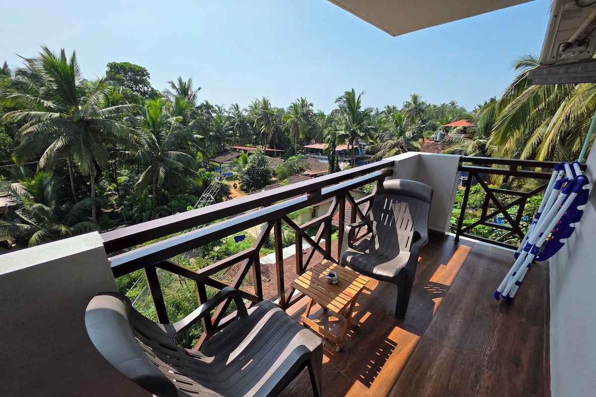 2 bedrooms, memory-foam beds, in-room safe, laptop workspace