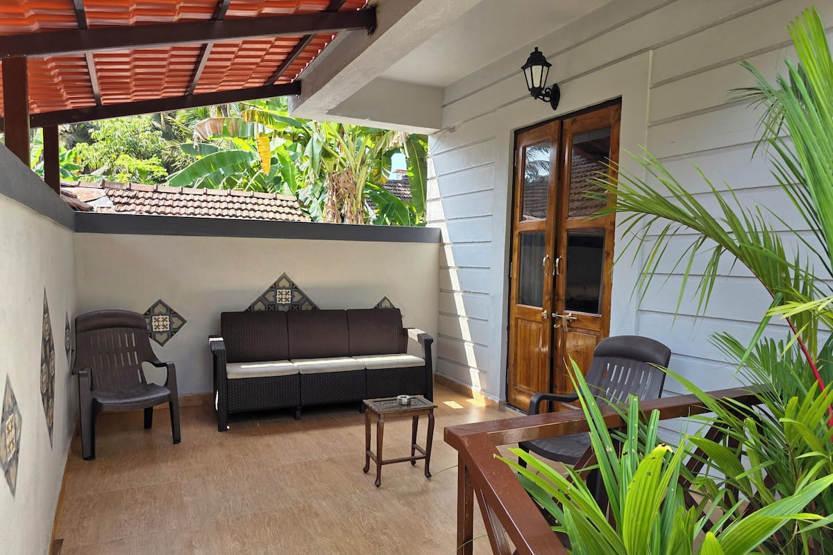 2 bedrooms, memory-foam beds, in-room safe, laptop workspace