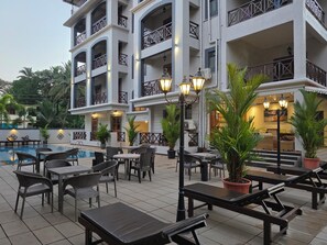 Outdoor pool - Coastal Suites Apart-Hotel (Benaulim)