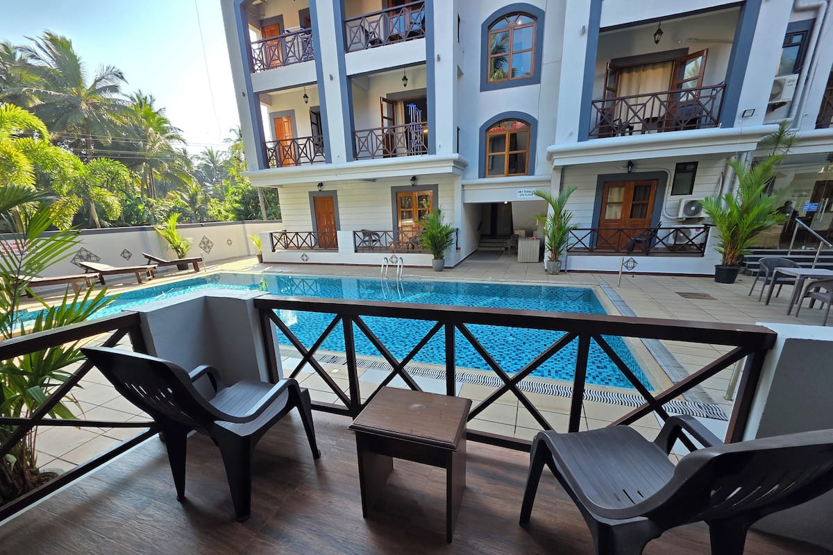 2 bedrooms, memory-foam beds, in-room safe, laptop workspace