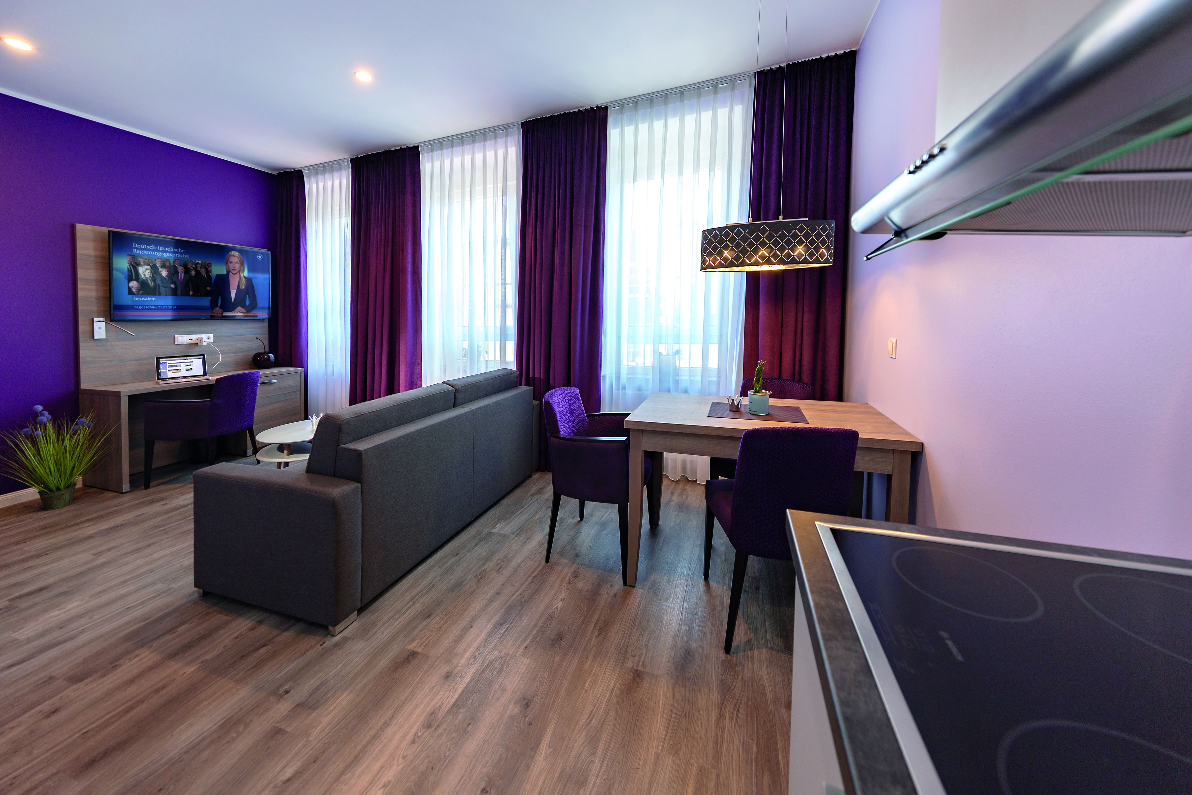 Kingsize-Apartment | Allergitestade sängkläder, värdeförvaringsskåp på rummet och skrivbord