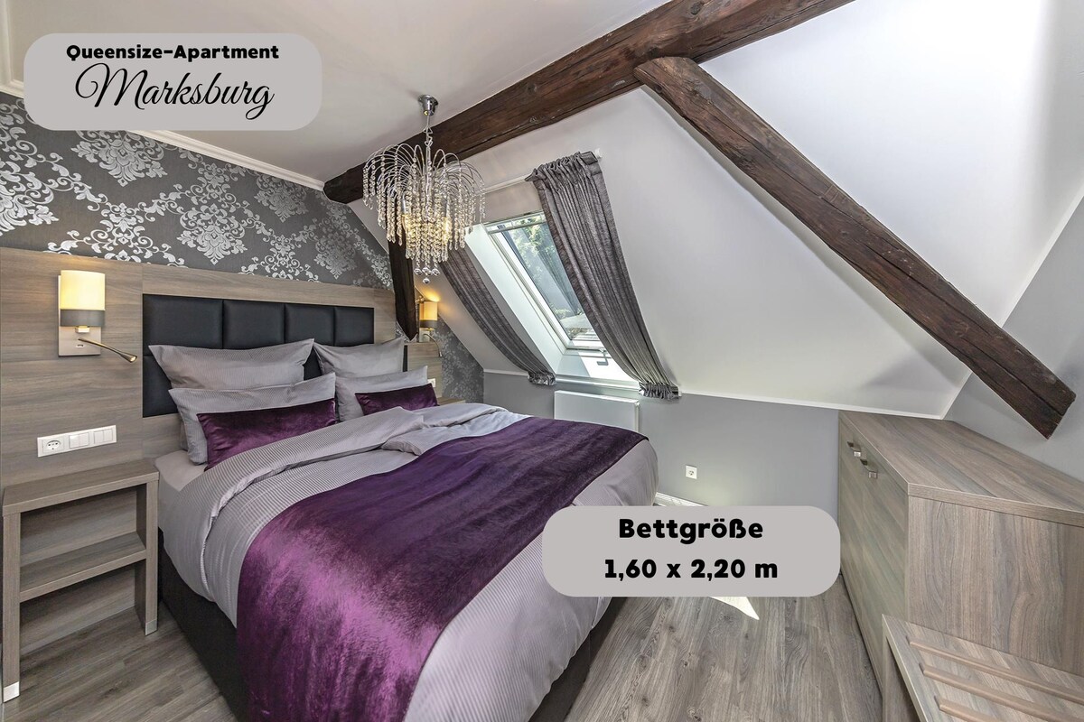 Queensize-Apartment Marksburg | Hypo-allergenic bedding available, in-room safe, desk, laptop workspace