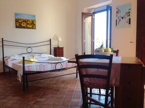 1 makuuhuone, työpöytä, silitysrauta/-lauta, vauvan matkasänky