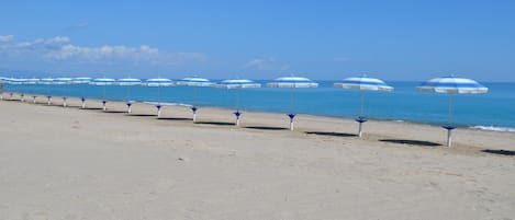 Ligstoelen aan het strand