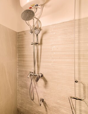 Shower, rainfall showerhead, free toiletries, towels - Spice Ella (Ella)