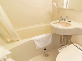 Combined shower/tub, deep soaking tub, free toiletries, hair dryer