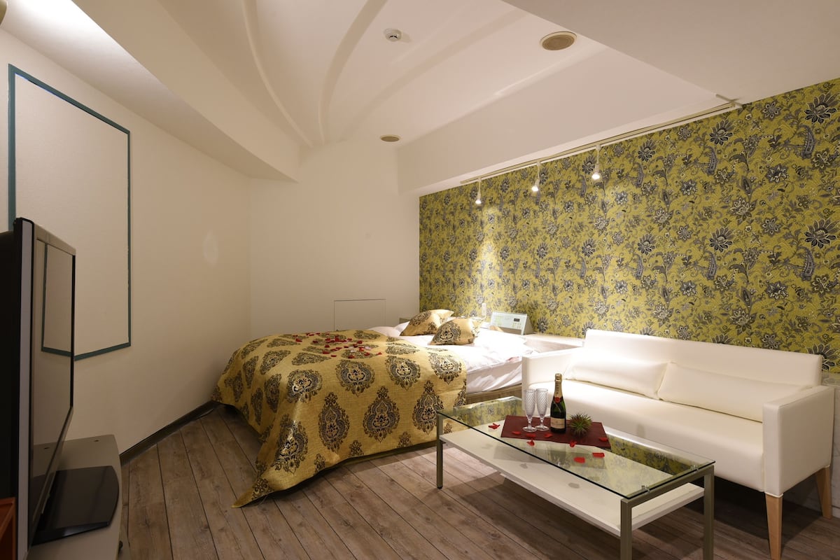 Soundproofing, free WiFi, bed sheets