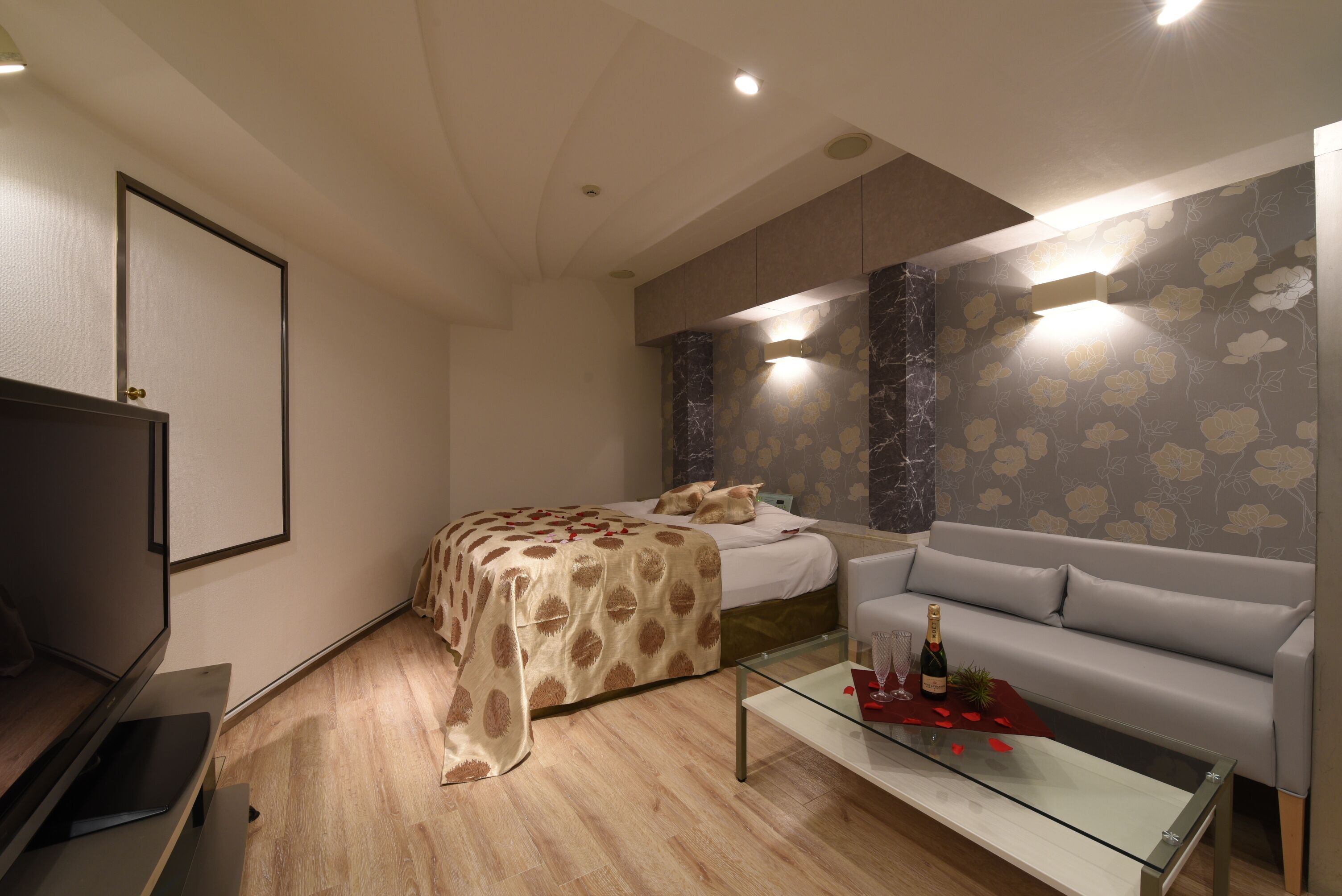 Hotel Frontier - Adults Only Reviews, Deals & Photos 2026 - Expedia