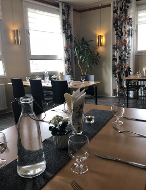 Daily buffet breakfast (SEK 105 per person) - Solviken vandrarhem & Konferens - Hostel (Tranas)