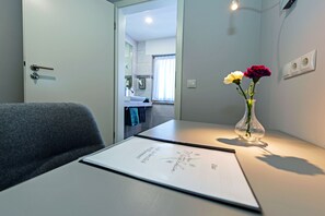 비즈니스 더블룸 또는 트윈룸 | 거실 공간 | 위성 채널 시청이 가능한 48인치 TV