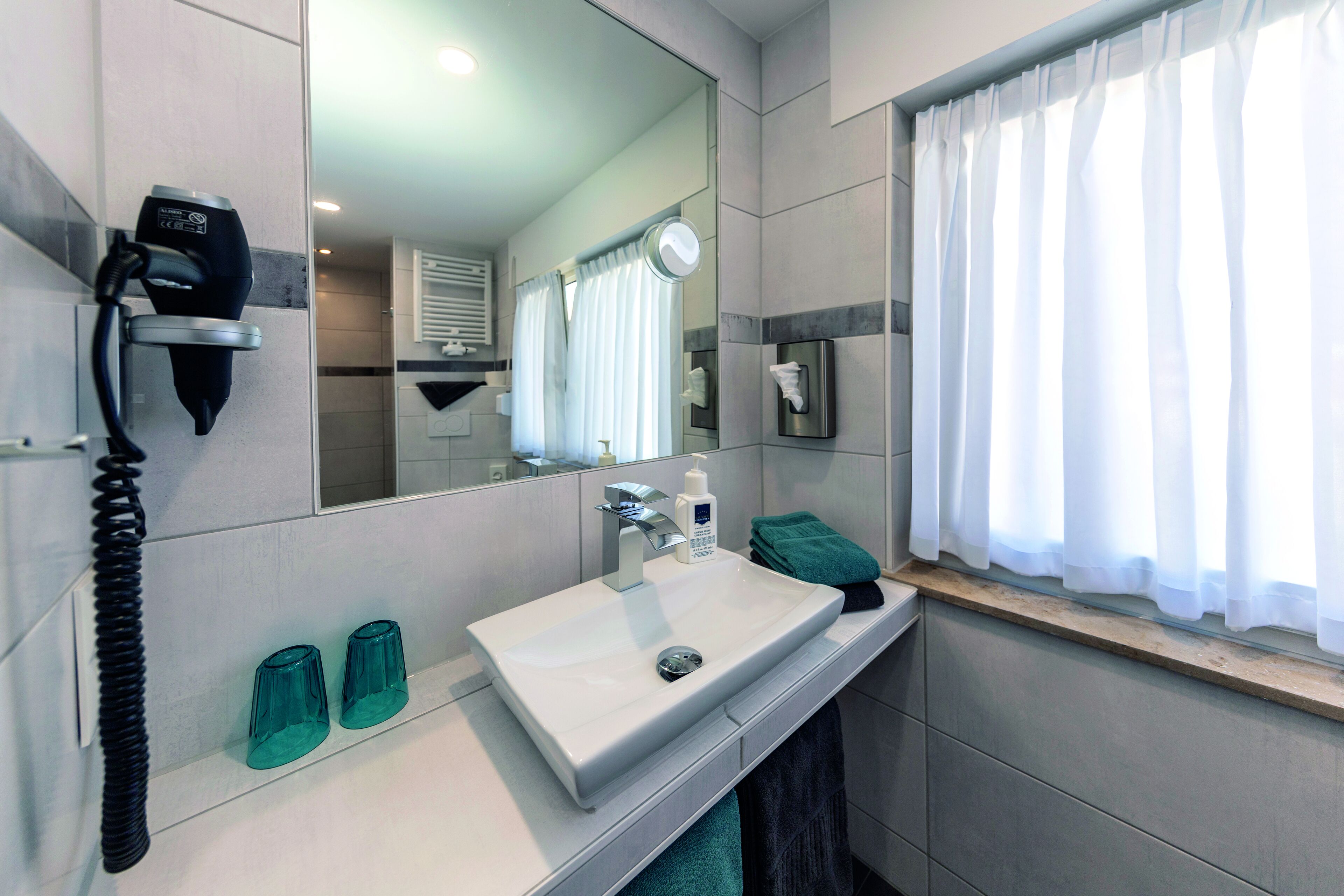Chambre Affaires double ou avec lits jumeaux | Salle de bain | Douche, douche cascade, articles de toilette (gratuits)