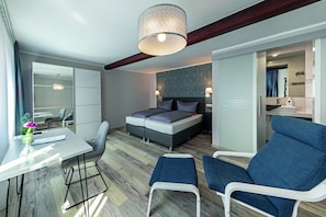 비즈니스 더블룸 또는 트윈룸 | 고급 침구, 각각 다른 스타일의 인테리어, 각각 다르게 가구 비치, 책상