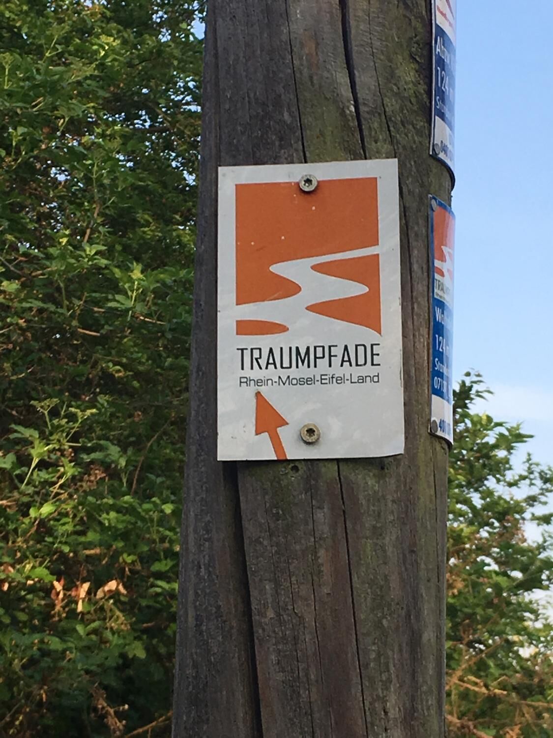 Señal de madera que indica el camino hacia Traumpfade, Rhein-Mosel-Eifel-Land.