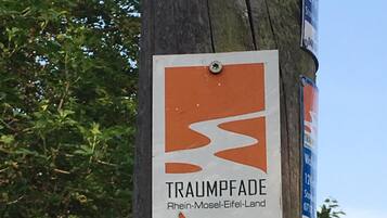 Señal de madera que indica el camino hacia Traumpfade, Rhein-Mosel-Eifel-Land.