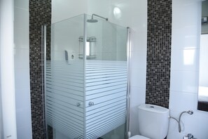 Douche, articles de toilette gratuits, serviettes fournies